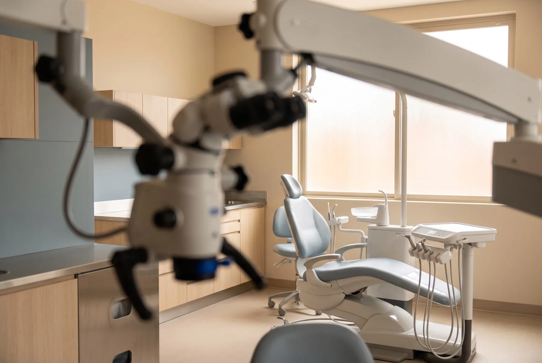 A modern, precise dental treatment room